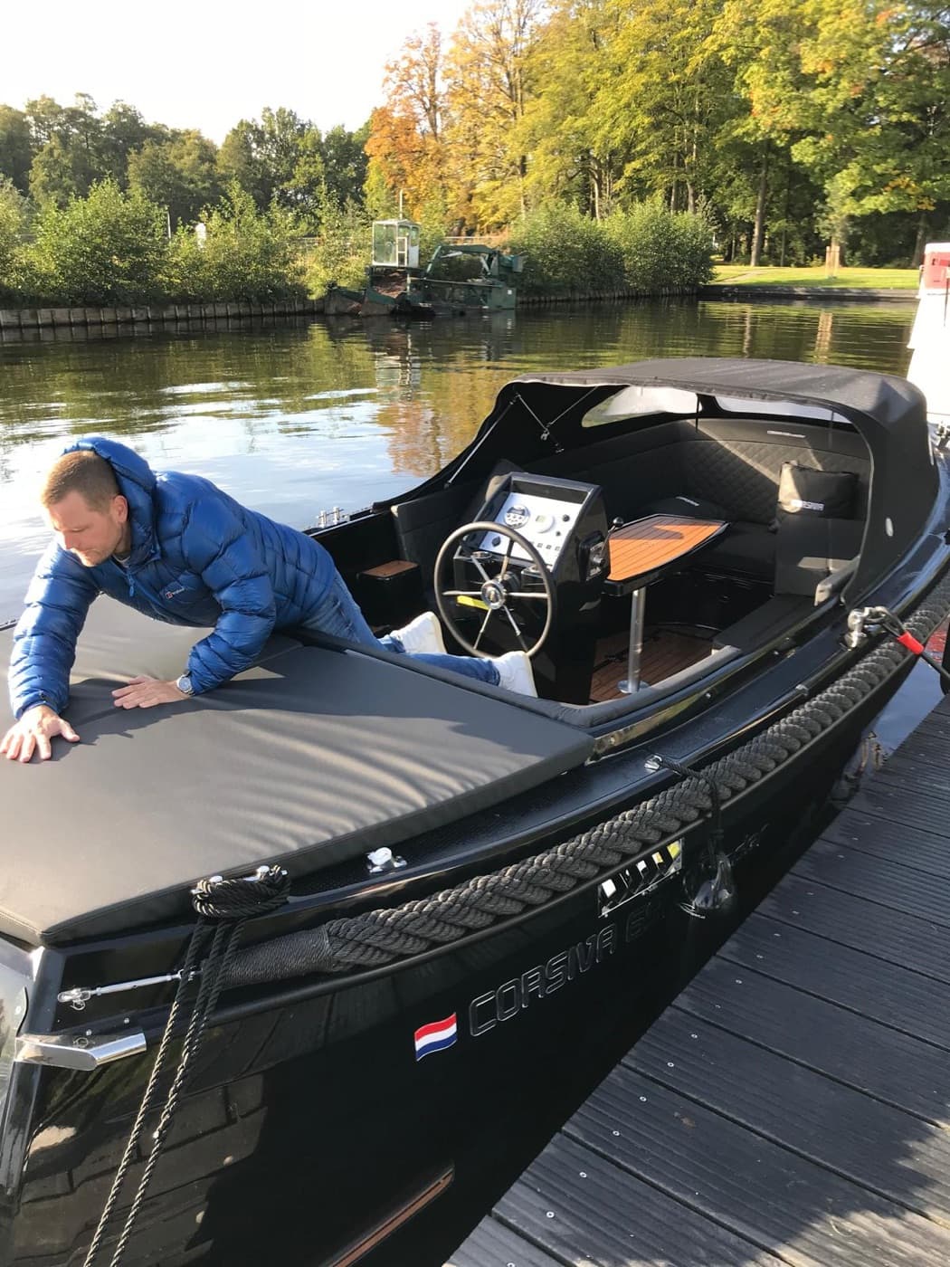Cockpit van de Corsiva 690 Tender met stuurwiel, teakdek en zonnedek