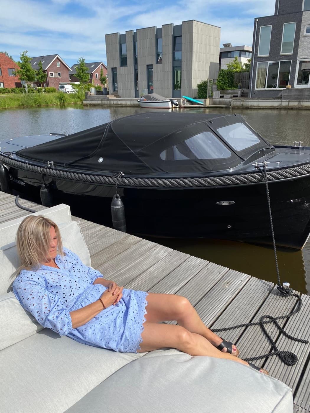 Ontspannen op het ligbed aan de steiger naast de sloep